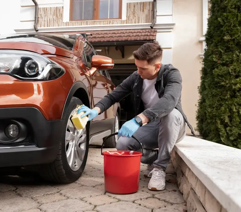 Lavage auto à domicile Boudy-de-Beauregard : professionnel intervenant sur un véhicule